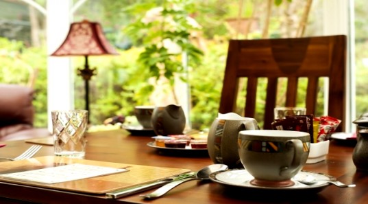 Sea Breeze Lodge breakfast room.